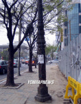길 한가운데 웬 가로등?