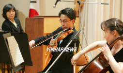 피아노 3중주 연주하는 법조인들