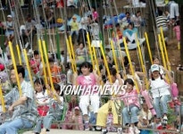 <`어린이 날 놀이공원 `북적, 도로는 `차분>