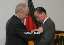 허영섭 녹십자 회장, 독일 십자공로훈장 받아