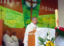 문산성당서 축사하는 김수환 추기경