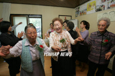 정신대 할머니들 위한 `어버이날 잔치