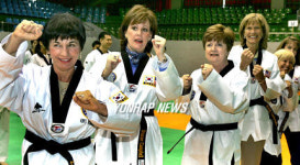 태권도 배우는 주한미군 장성 부인들