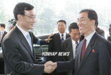 이봉조 수석대표 맞이하는 김만길 북측단장