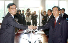 남북차관급회담 대표 악수