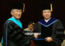 김진선지사에 강원대 정치학 명예박사