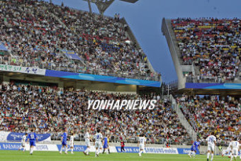 축구친선경기 수원삼성-첼시FC 가득찬 관중