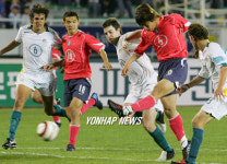 청소년축구-슛팅 날리는 김진규