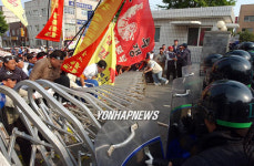 시청진입 시도하는 택시노조원