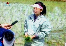 농촌 지원하는 북한 여대생