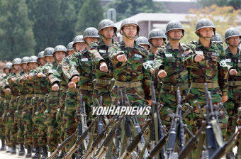 교육훈련받는 육군 훈련병들