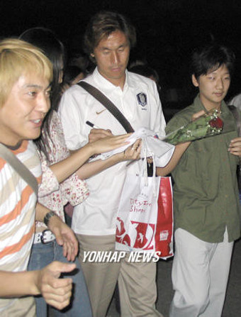 한국축구대표팀 사인해주는 유상철