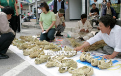도심에 등장한 짚신 장사(?)