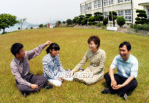 학생 1명에 교직원 4명