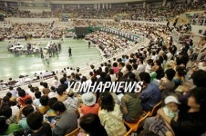 <현장>실내체육관서 첫 분양권 추첨