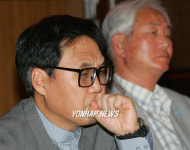 친일 발언 사과 회견장의 조영남씨