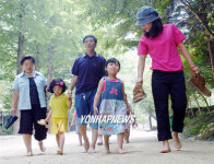 폭포낀 등산로 맨발로 걸어보세요