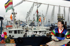 멸치잡이 만선을 기원합니다