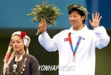 <北 여자유도 선수들 훈련에 비지땀>