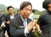 취재진 질문에 묵묵무답인 정운찬 서울대 총장