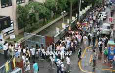 여름특강 접수위해 수험생들 긴 줄