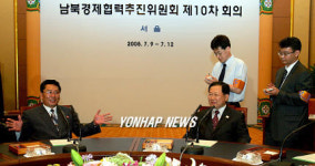 대화 나누는 남.북 경협대표
