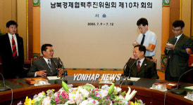대화 나누는 남.북 경협대표