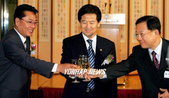 건배하는 정동영장관과 남.북 경협대표