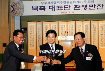 건배하는 정동영장관과 남.북 경협대표