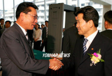 북 대표와 악수하는 정동영장관