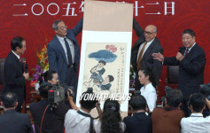(050712) -- BEIJING, July 12, 2005 (Xinhua) -- Yok Mu-ming(L1),