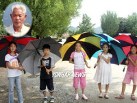 버려진 우산을 직접 수리해 충남 공주시 귀산초등학교에 매년 100여개를