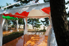 해수욕장의 몽골식 텐트