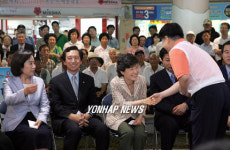 지하상가 상인들 만나는 박근혜 대표