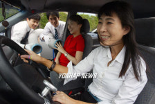 쇼핑객 차량을 식혀주는  냉방 서비스