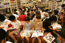 방학맞은 어린이들 서점서 독서삼매경