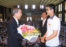 모교 찾은 반기문 외교통상부장관