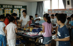 자선 바자회를 여는 섬마을 초등학교