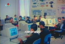 컴퓨터 교육받는 북한병사들