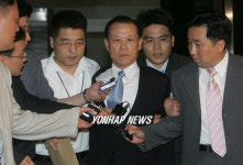 구속되는  오점록 前도공 사장