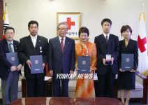 일본기업인 및 교수, 학생 적십자사에 성금 기탁
