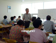 노인 강사의 한글 기초 강의