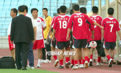 적응훈련 준비하는 북한 선수들