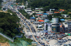 주차장으로 변한 동해안 피서지 도로