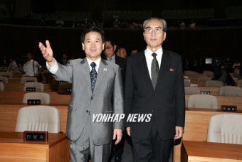 국회 본회의장 둘러보는 김기남 노동당 중앙위원회 비서