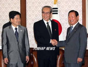 악수하는 김원기국회의장과  김기남 노동당 중앙위원회 비서
