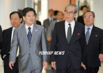 경주 향하는 남과 북의 당국 대표