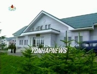 <南손님 기다리는 백두산목욕탕 천지원>