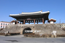 현대아산 개성시범관광 시작-개성 남대문