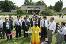 현대아산 개성시범관광 시작-고려 박물관의 관람객